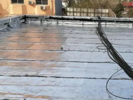 雨山卫生间漏水维修公司分享下雨山屋面楼顶防水刚性防水层施工要点。